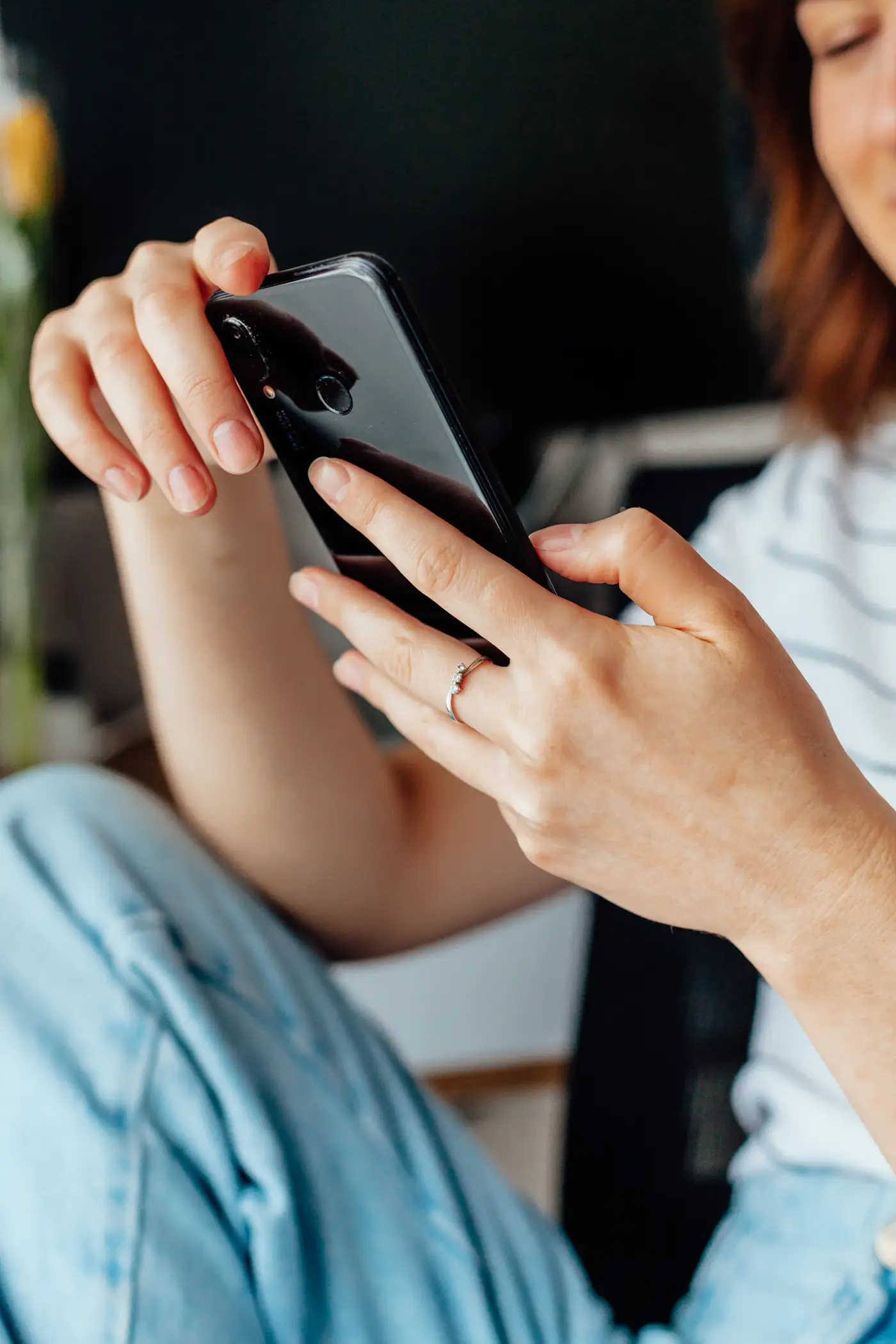 スマートフォンで結果を確認する様子